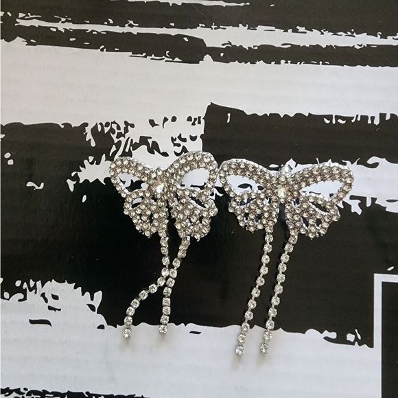 Rhinestone bow earrings - Picture 3 of 3